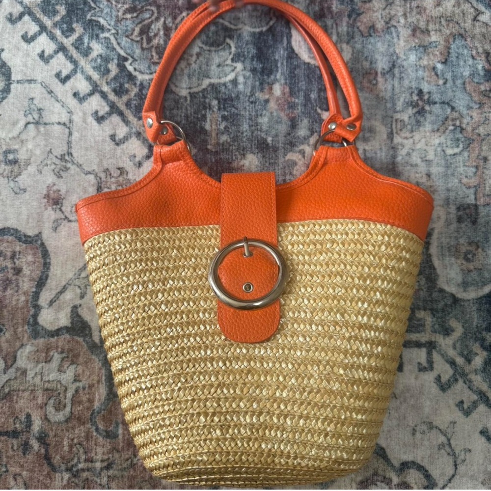 Straw bag with leather lining